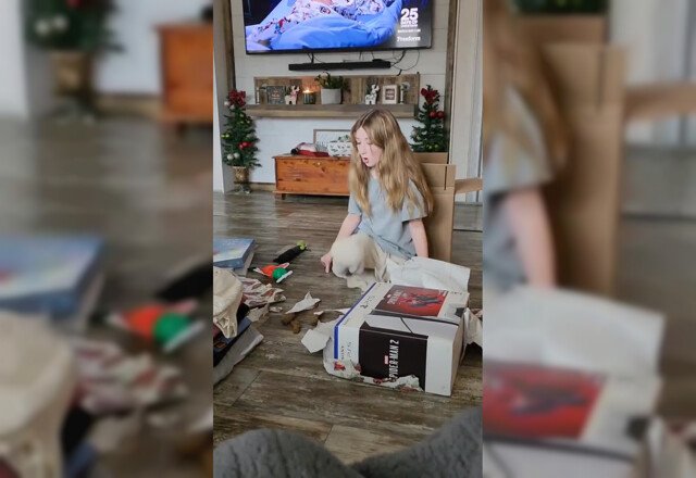 Девочке на Рождество подарили PlayStation 5. Её пёс подарок не оценил