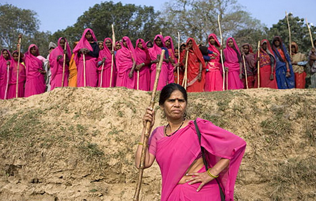 Банда женщин в розовых сари держит в страхе мужчин в Индии