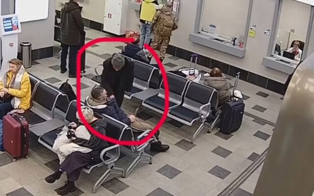 Мужчина украл телефон у спящего пассажира