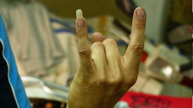 Зачем китайские мужчины отращивают длинные ногти