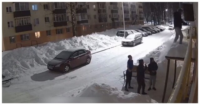 В Нижнекамске парень упал с козырька, пытаясь попасть в подъезд