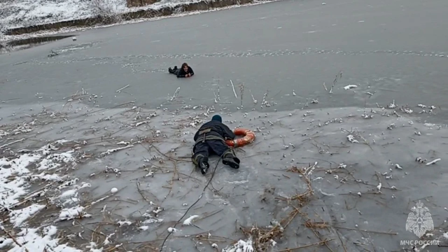 «Ребёнок! Держись за круг двумя руками!»: в Алчевске спасли двух девочек, провалившихся под лёд