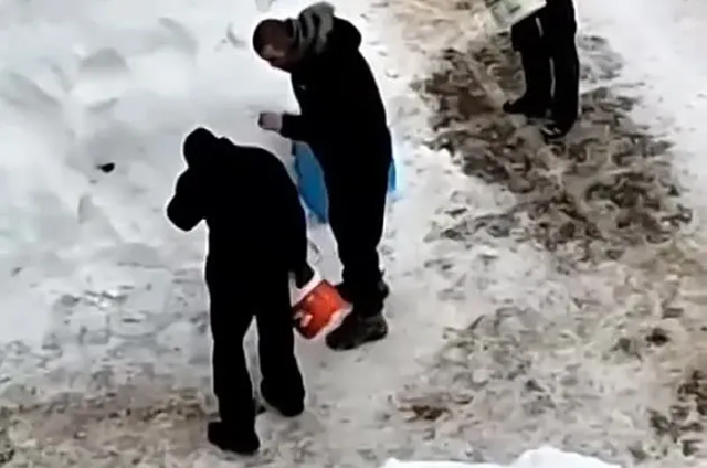 В Кирове мужчина ударил дворника из-за того, что тот попал на его обувь песком