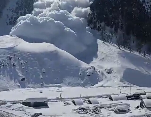 Сход массивной снежной лавины в индийском штате попал на видео