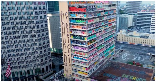 Граффити-художники раскрасили заброшенное здание
