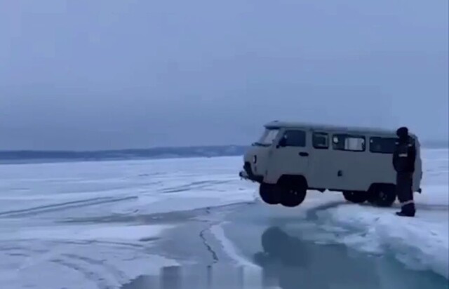 "Нам пофиг! Мы отбитые": «Буханка» на скорости пролетела через трещину на Байкале