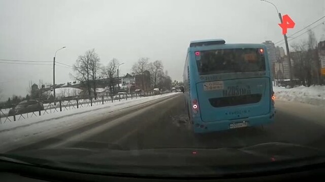 В Петербурге у автобуса на ходу отвалилось колесо и ударило девушку на остановке