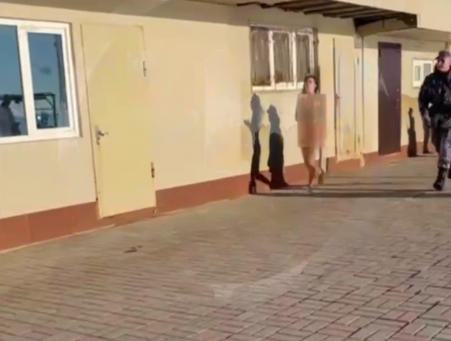 Гoлaя женщuна разгуливала по набережной в Сочи