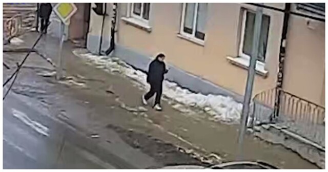 Глыба льда упала на девушку в Петрозаводске