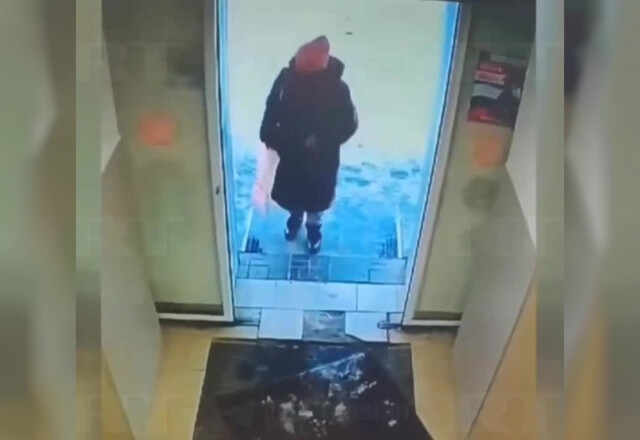 Женщина успела зайти в магазин буквально за секунду до того, как козырек обрушился под тяжестью снега