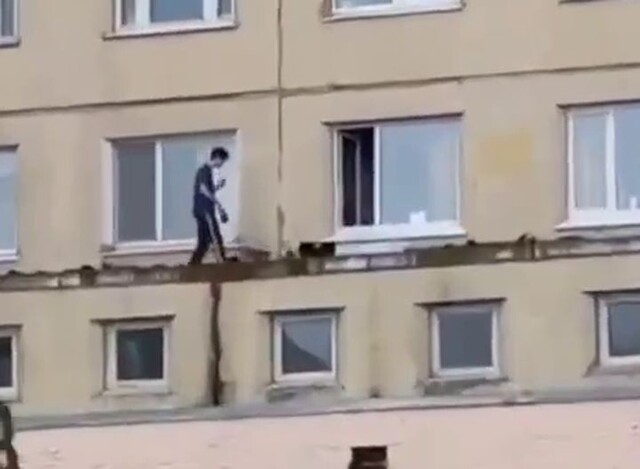 В Санкт-Петербурге парень выгуливает собаку по карнизу перед окнами соседей