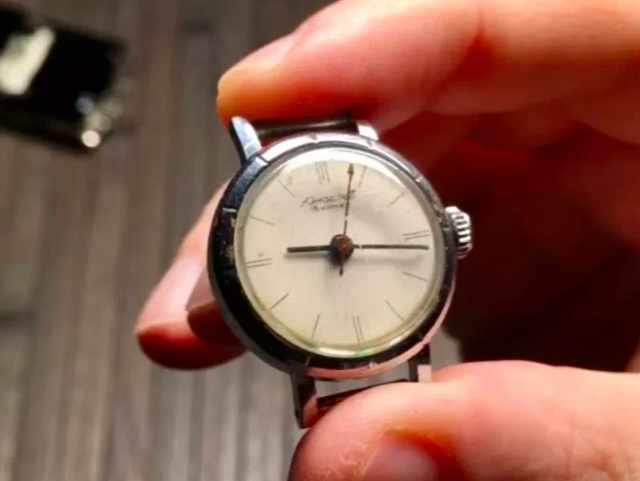 Советские часы марки "Юность". Стоили дешево!