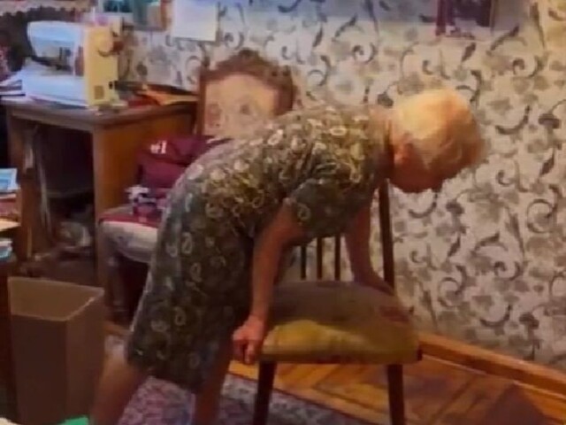 92-летняя бабушка из Питера легко делает горизонтальную планку