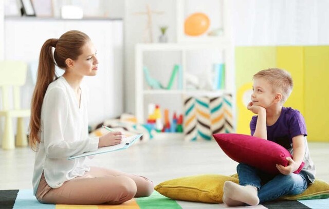 Когда обратиться к детскому психологу: признаки и методы работы