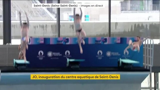 На французских соревнованиях по прыжкам в воду один из спортсменов комично упал с трамплина