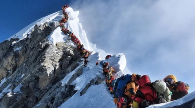 Альпинисты погибают на Эвересте из-за пробок