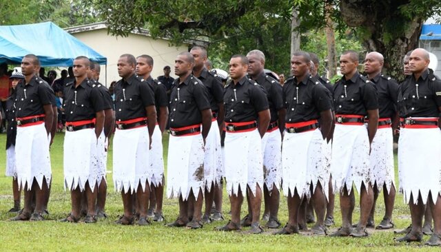 Почему полицейские Фиджи носят причудливые белые юбки
