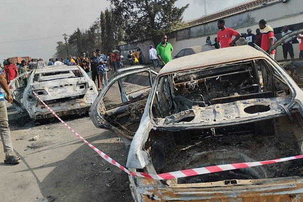 Около 300 машин сгорели в пробке на трассе в Нигерии из-за взрыва бензовоза