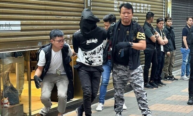 Мужчины попытались ограбить ювелирный магазин, расположенный напротив полицейского участка