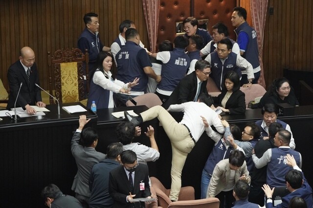 Украл и сбежал: в Тайване депутат парламента "оригинально" сорвал заседание парламента