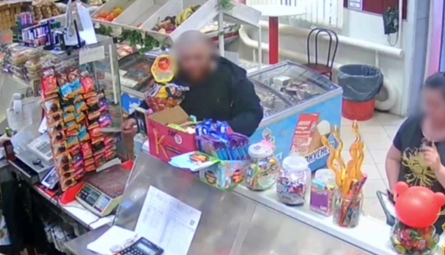Отважные продавщицы устроили холодный прием покупателю с ножом в Чехове