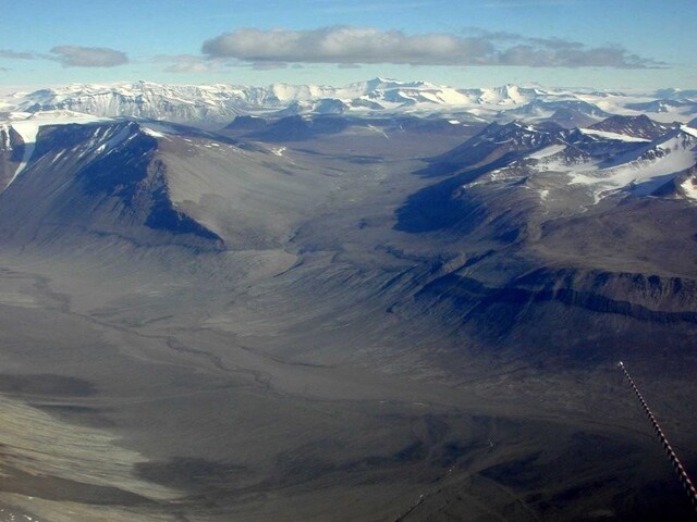Самые суровые места ледяного континента. Жизнь в каменистых, продуваемых всеми ветрами оазисах Антарктиды
