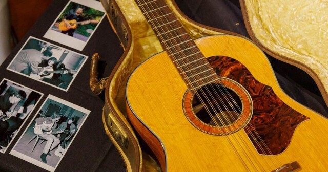Найденную на чердаке гитару Джона Леннона продали за 2,9 млн долларов