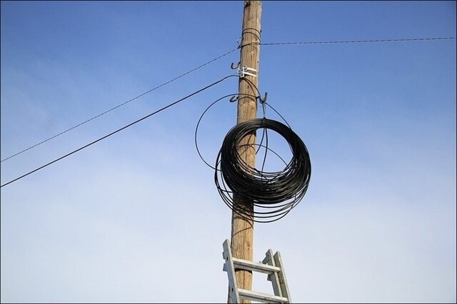 В Челябинской деревне Россети обрезают провода из-за неоплаты провайдером, оставляя всю деревню без интернета