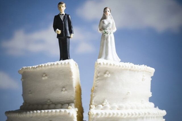 Ошибочно нажали не на ту кнопку: в Британии развели пару, которая состояла в браке 21 год