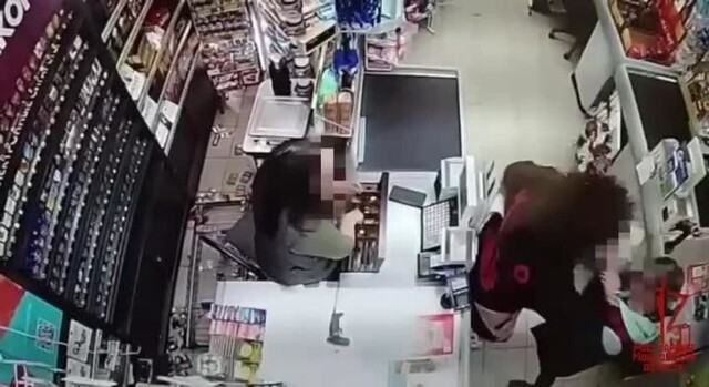 Нетрезвая покупательница разгромила магазин, украла сигареты и избила сотрудников магазина