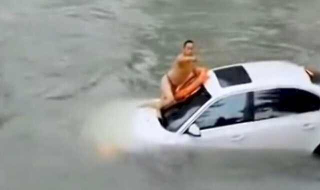 Спасение водителя из упавшего в реку автомобиля