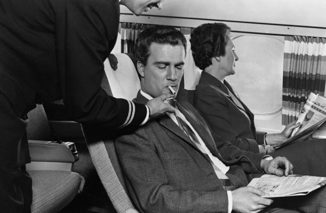 Почему раньше все свободно курили сигареты в самолетах, а затем это стало запрещено?