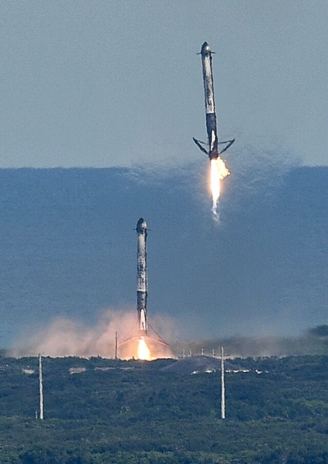 Красивое: одновременная посадка двух ракетных ускорителей