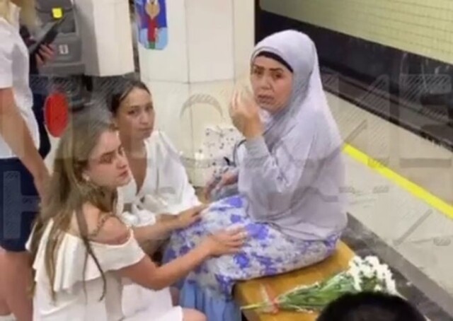 В московском метро женщина напала с ножом на пассажирку в хиджабе
