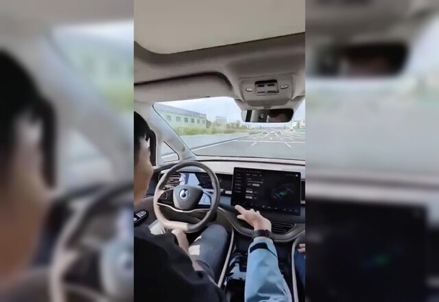 Продавец китайской автокомпании BYD Denza попросил клиента не трогать руль и тормоз, чтобы показать великолепные возможности автопилота