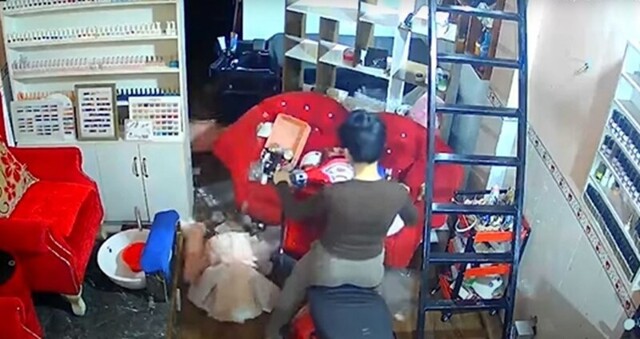 Женщина "умело" припарковалась внутри помещения