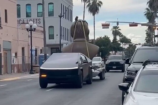 В Техасе заметили Tesla Cybertruck с огромным бюстом Илона Маска