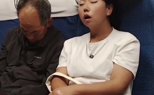 Девушка придумала, как не мотать головой во время сна в поездке