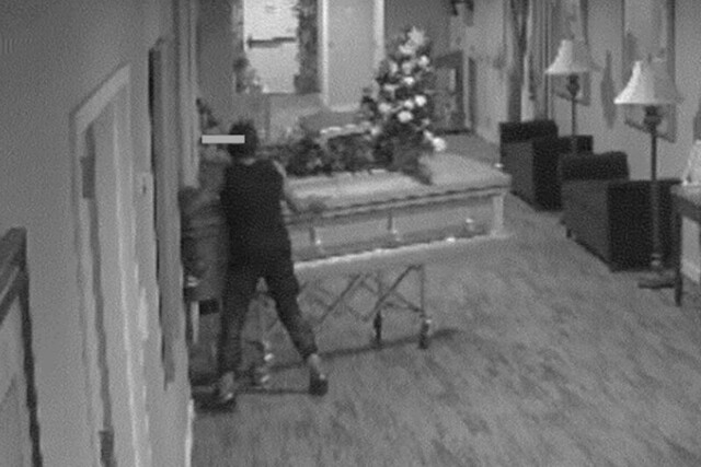 В США пьяная рецидивистка похитила гроб с останками человека