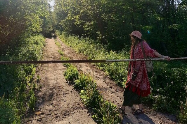 Полина, живущая целых три года в заброшенном пионерском лагере под Москвой, становится звездой сети