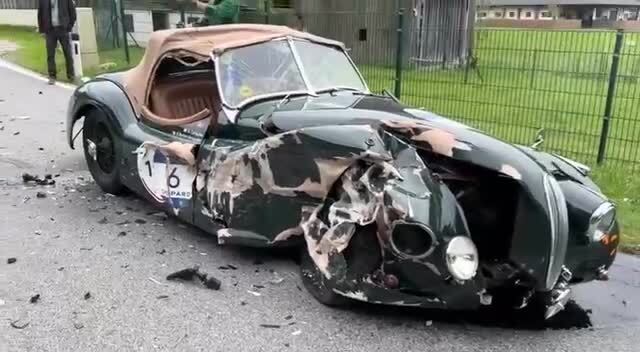 В Англии автоледи отвлеклась и врезалась в "Jaguar XK120" 1948 года выпуска