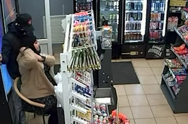 "Девушка, извините, я буду угрожать": ограбление кассы продуктового по-питерски