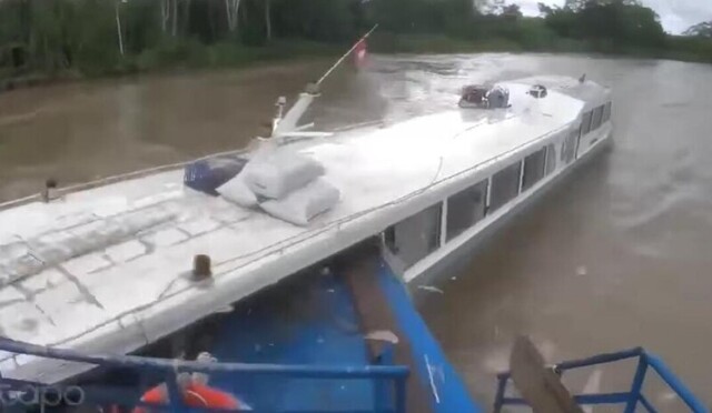 Столкновение двух судов в Перу попало на видео