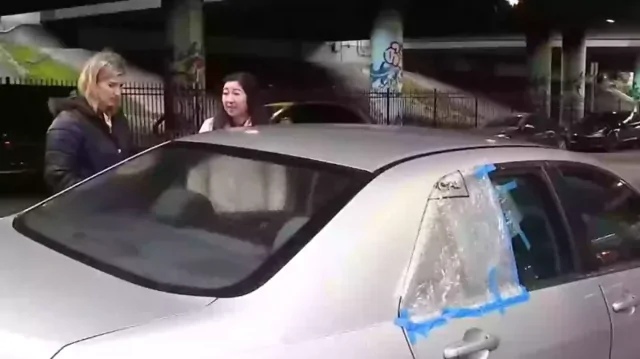 Бомжа, забравшегося в чужую машину, пришлось выгонять с помощью полиции