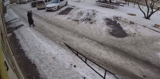 Глыба льда с крыши упала на мать с ребёнком
