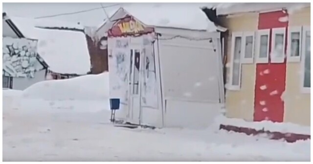 Пристройка к магазину не выдержала веса наваливавшегося снега