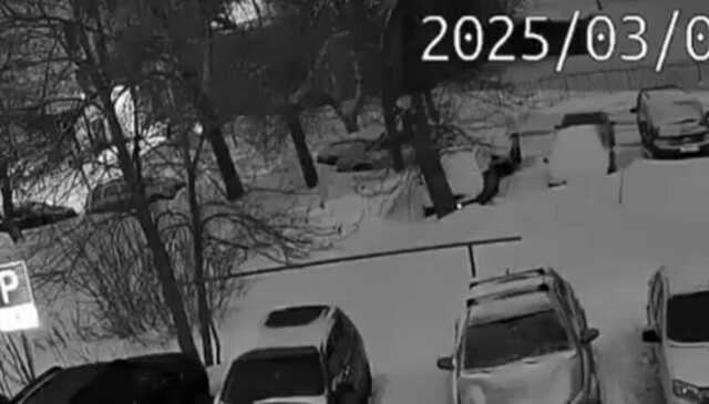 В Уфе автомобиль провалился под землю
