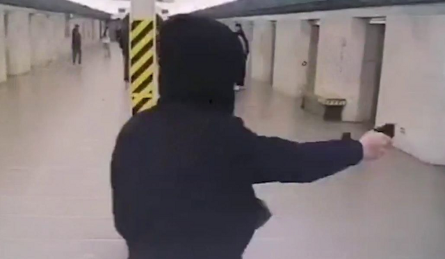 Пассажир выстрелил в вагон из ракетницы