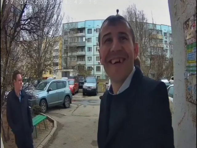 Занятное видео: домофон запечатлел разговор двух мошенников, которые предлагали "приборы" на продажу
