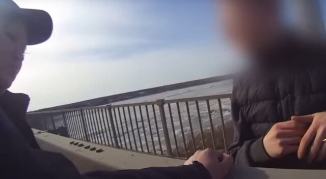 В Томске полицейские отговорили парня прыгать с моста